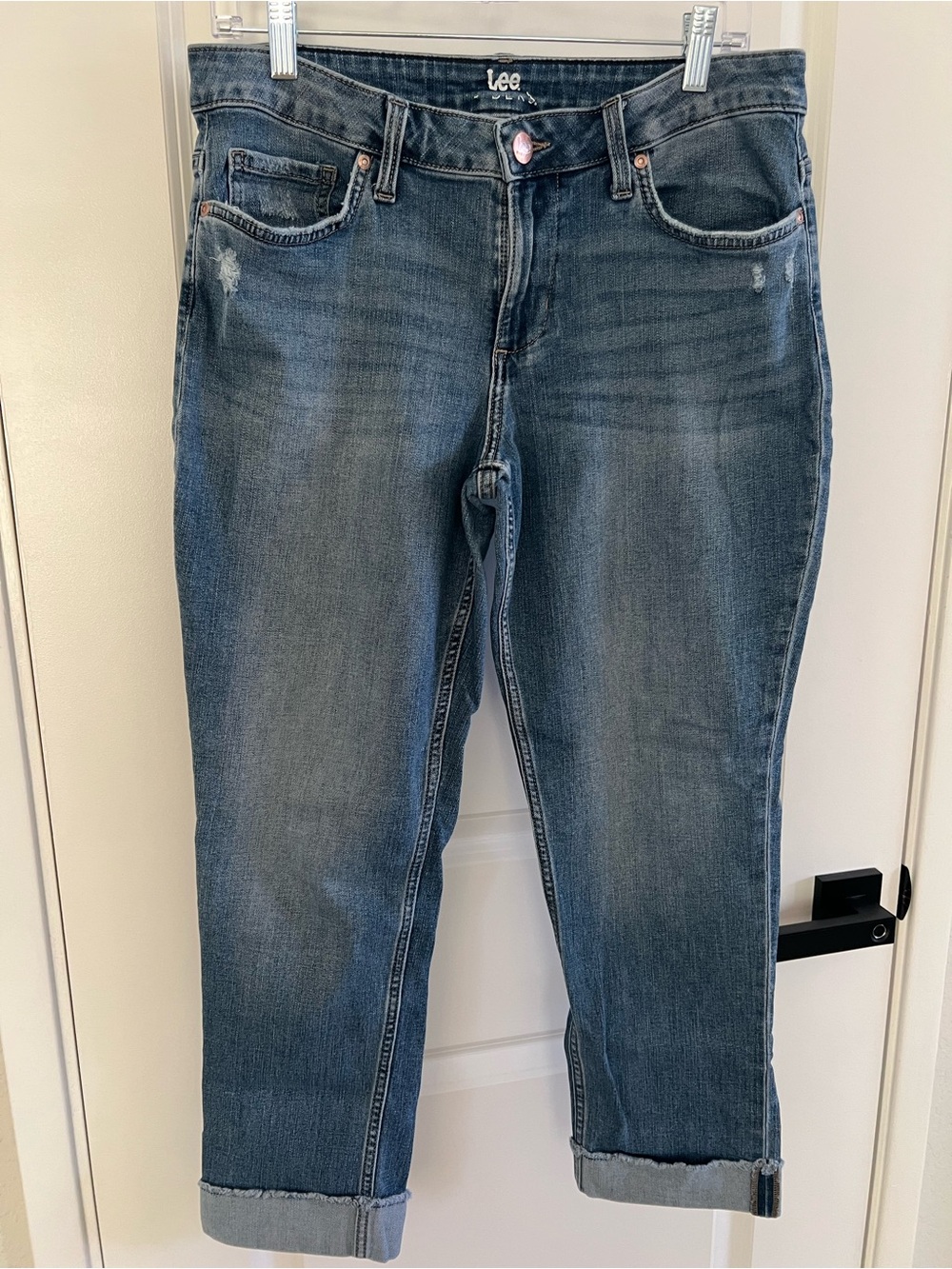 Lee Cropped Straight-Leg Jeans in Medium Blue